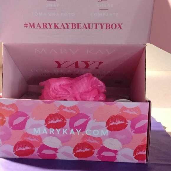 Body Care Beauty Box! Berry And Vanilla Shower Gel And Body Lotion Mary Kay! - Picture 3 of 4